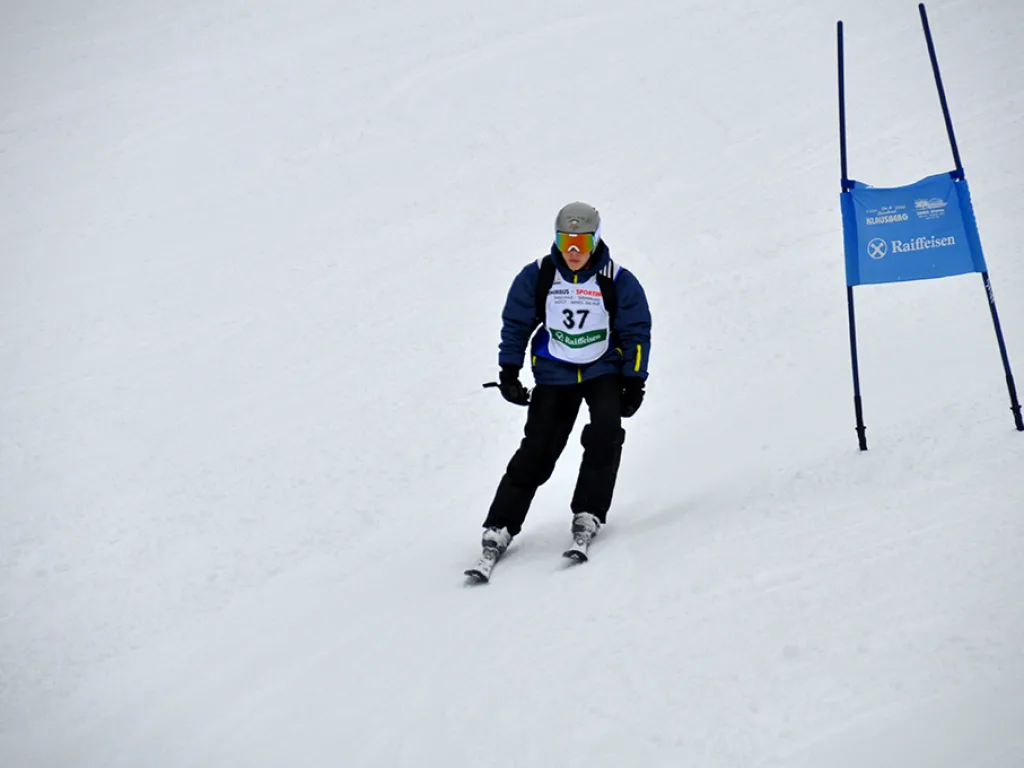 Skifahrer mit Startnummer 37 fährt talwärts.